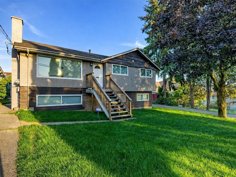 371 Blue Mountain Street, Coquitlam BC V3K 4J7