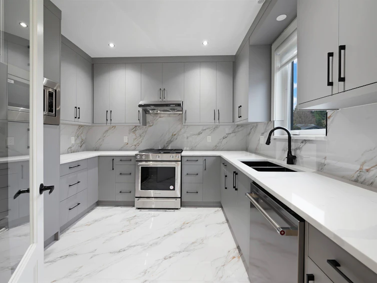 13915 Blackburn Avenue, Surrey, BC, V4B 2Z3 - 12