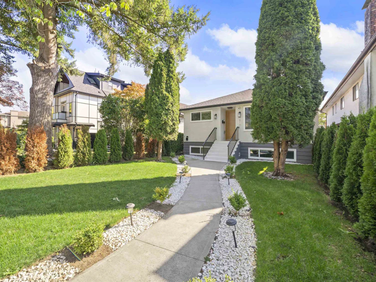 870 W 59th Avenue, Vancouver, BC, V6P 1X7 - 2