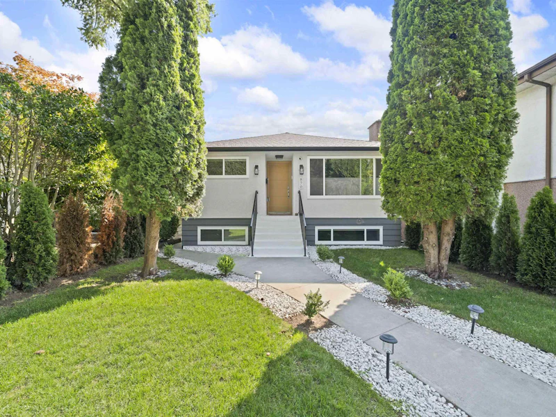 870 W 59th Avenue, Vancouver BC V6P 1X7