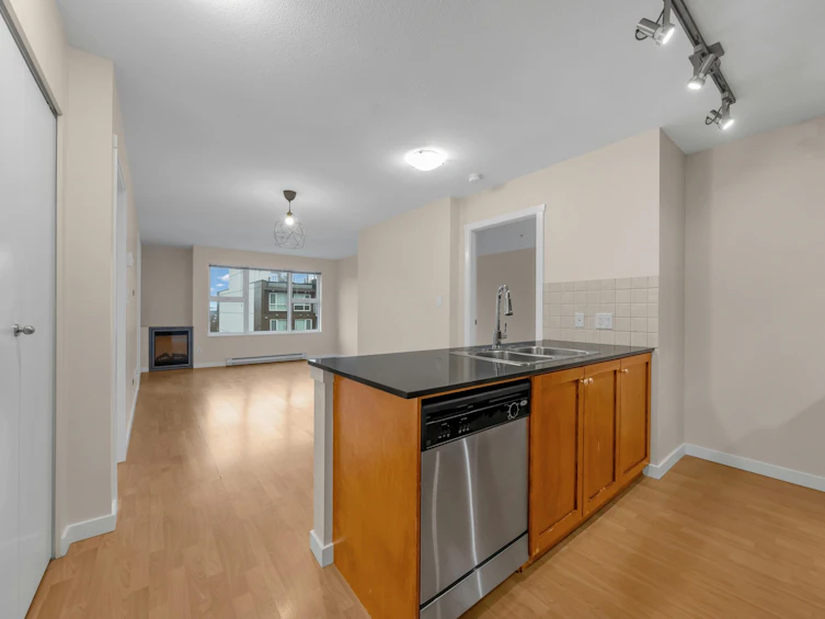 603-415 E Columbia Street, New Westminster, BC, V3L 0B4 - 2