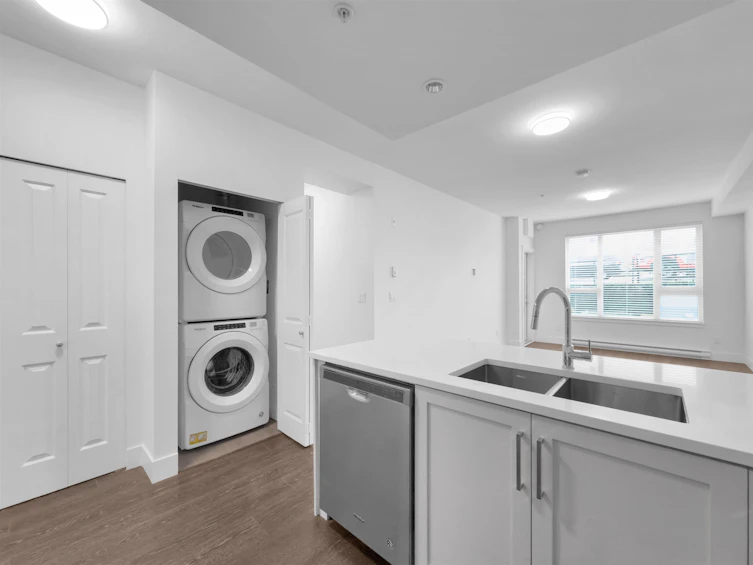 208-9983 E Barnston Drive, Surrey, BC, V4N 6T3 - 5