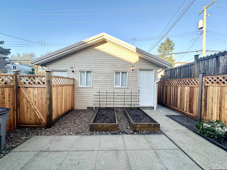 2151 Triumph Street, Vancouver, BC, V5L 1L1 - 27
