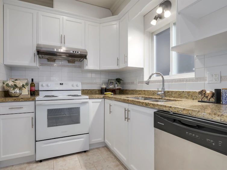 2151 Triumph Street, Vancouver, BC, V5L 1L1 - 11