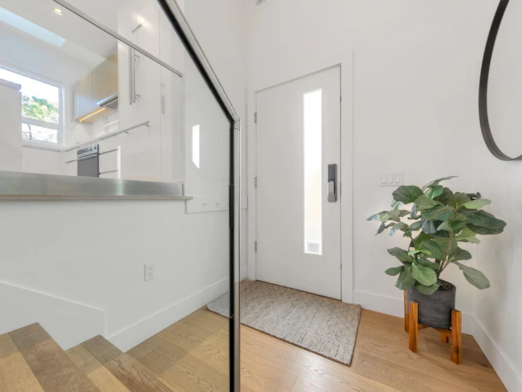 2431 W Broadway, Vancouver, BC, V6K 2E8 - 4