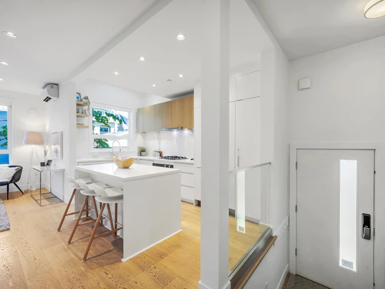 2431 W Broadway, Vancouver, BC, V6K 2E8 - 5