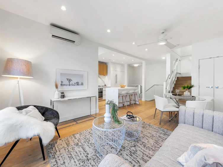 2431 W Broadway, Vancouver, BC, V6K 2E8 - 13