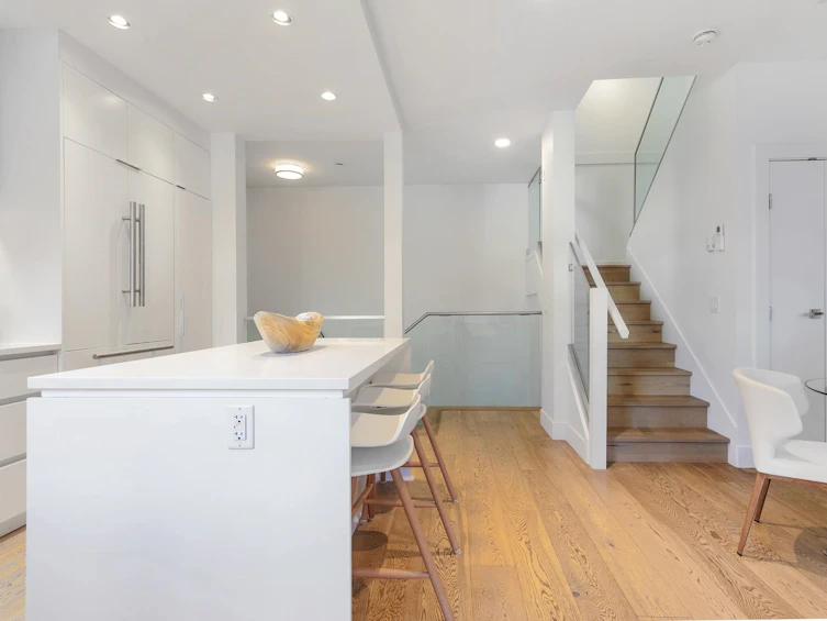 2431 W Broadway, Vancouver, BC, V6K 2E8 - 9