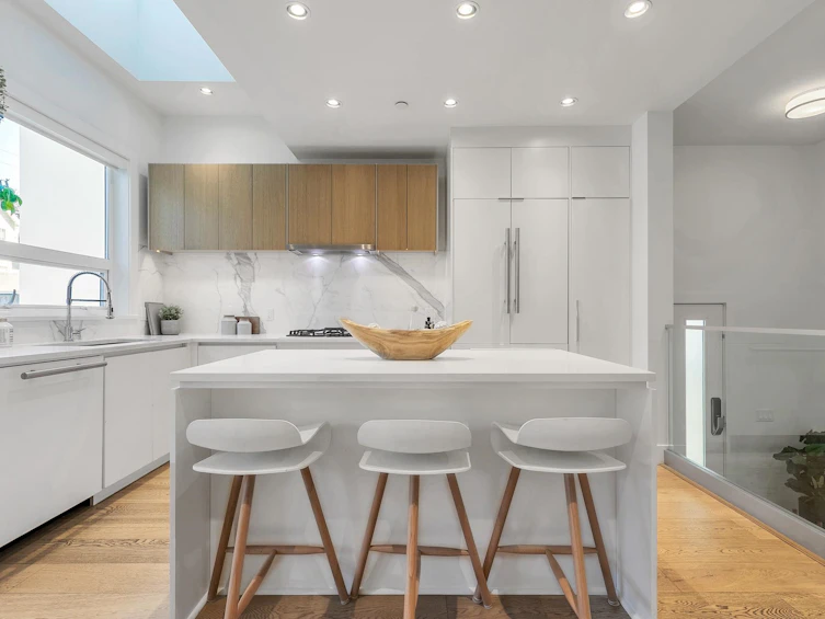 2431 W Broadway, Vancouver, BC, V6K 2E8 - 8