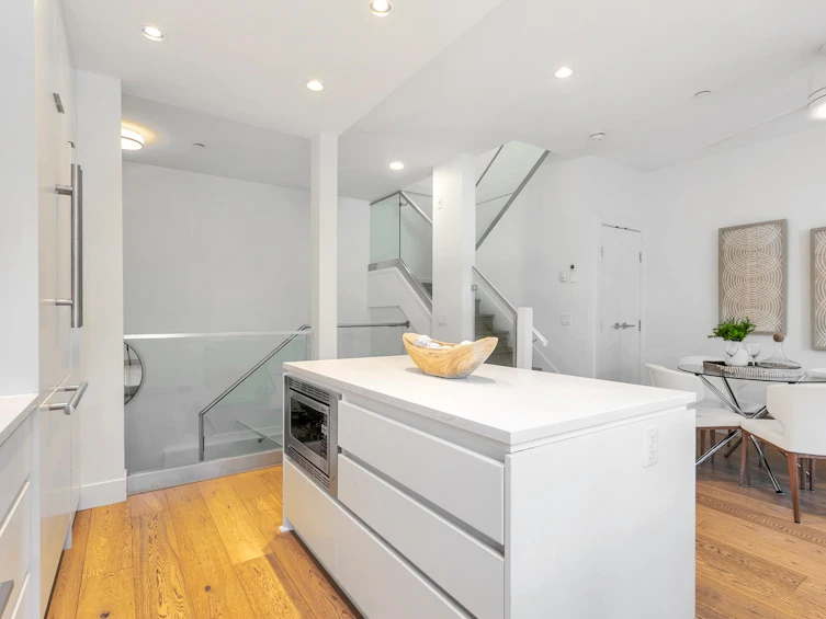 2431 W Broadway, Vancouver, BC, V6K 2E8 - 6