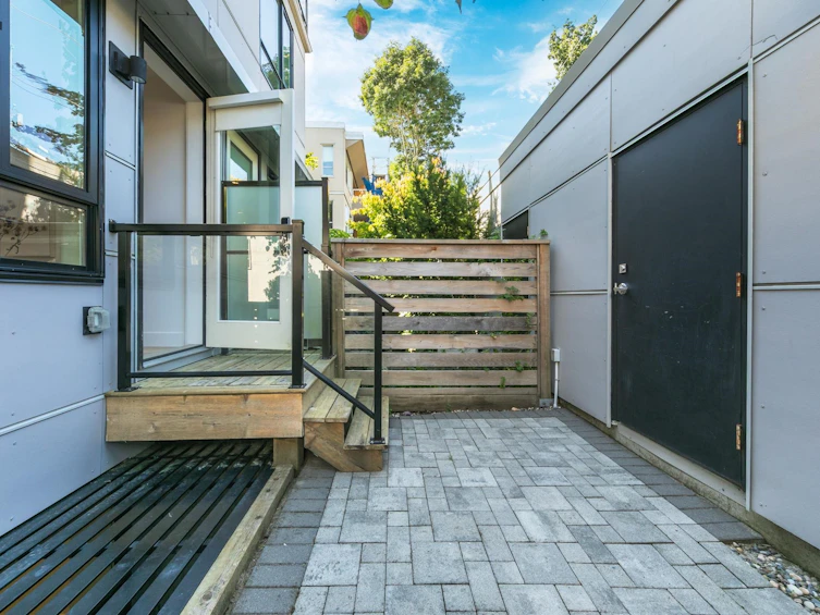 2431 W Broadway, Vancouver, BC, V6K 2E8 - 17