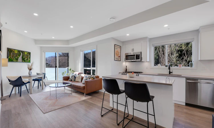 207-37808 Third Avenue