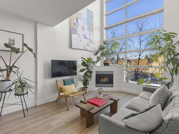 301-418 E Broadway, Vancouver, BC, V5T 1X2