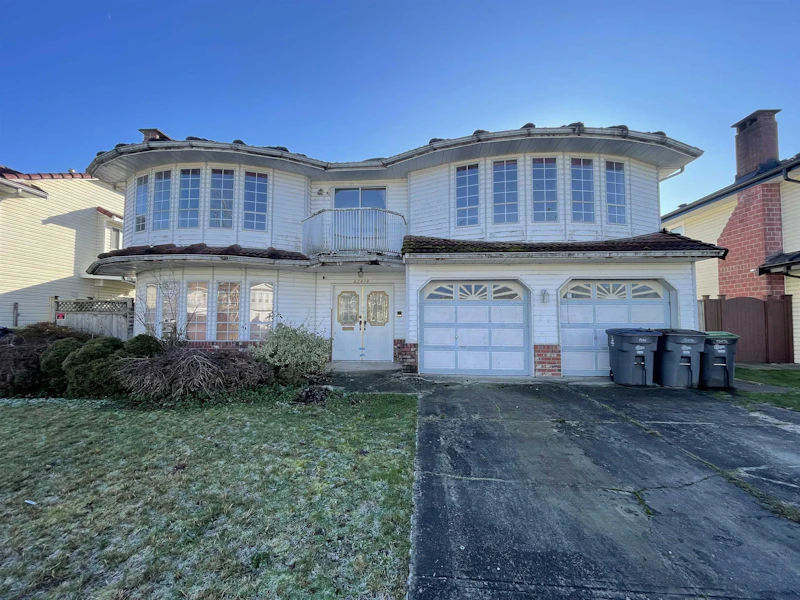 12476 75a Avenue, Surrey BC V3W 0M3