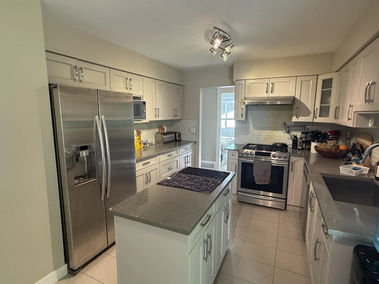 9043 155 Street, Surrey, BC, V3R 8W3 - 8