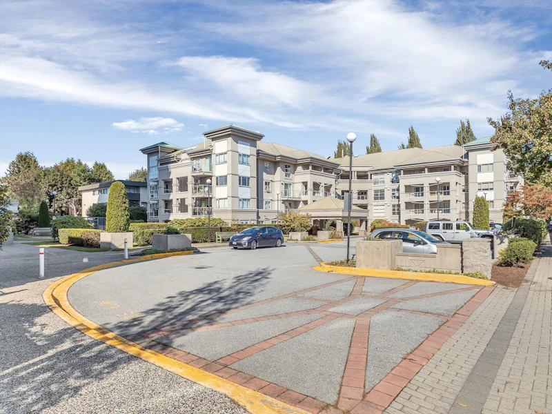 206 - 10533 University Drive, Surrey BC V3T 5T7