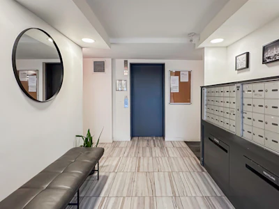 309-2211 Wall Street - 2