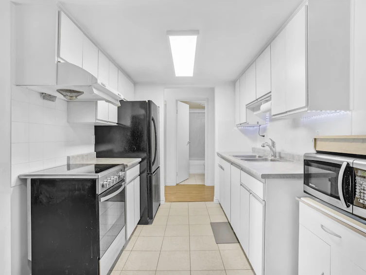 303-975 E Broadway, Vancouver, BC, V5T 1Y3 - 2