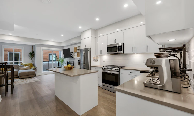 202-37842 Third Avenue