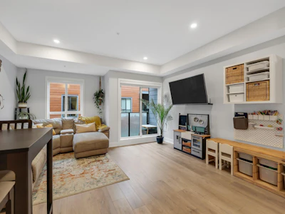 202-37842 Third Avenue - 2