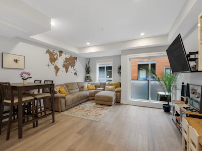 202-37842 Third Avenue - 3
