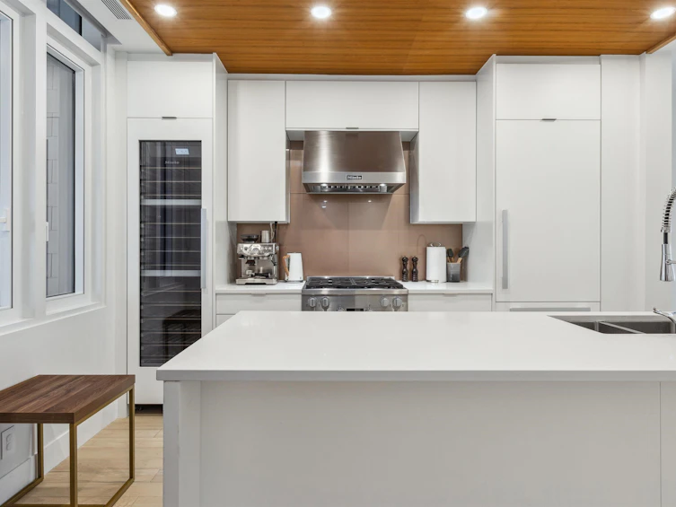 202-6691 Nelson Avenue, West Vancouver, BC, V7W 2B2