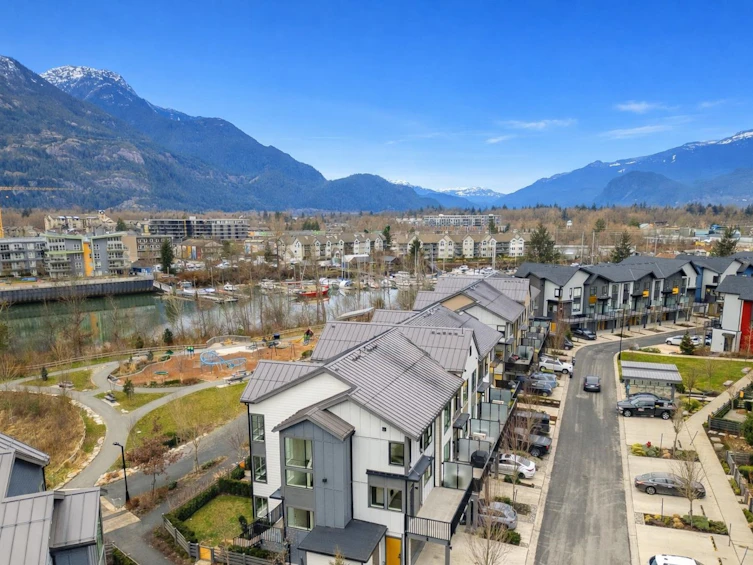 38035 Helm Way, Squamish, BC, V8B 2A1 - 39