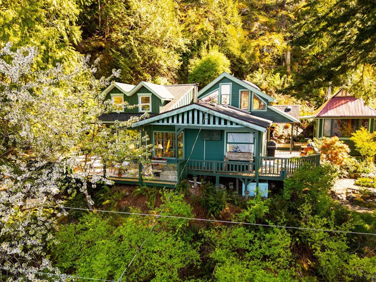1587 Mount Gardner Road, Bowen Island, BC, V0N 1G2