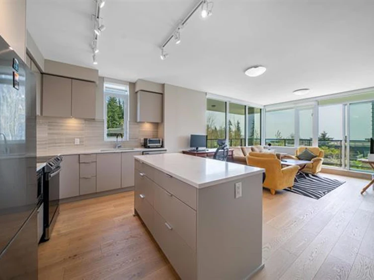504-8761 University Crescent, Burnaby, BC, V5A 4Y8