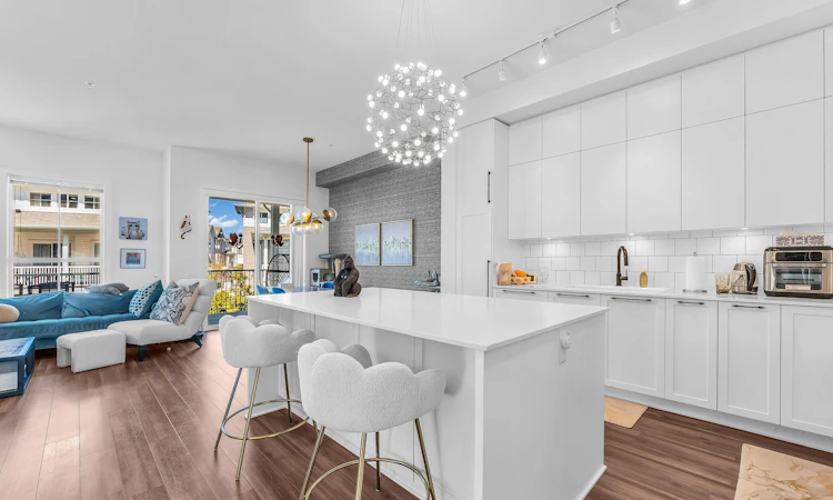 105-4638 Orca Way