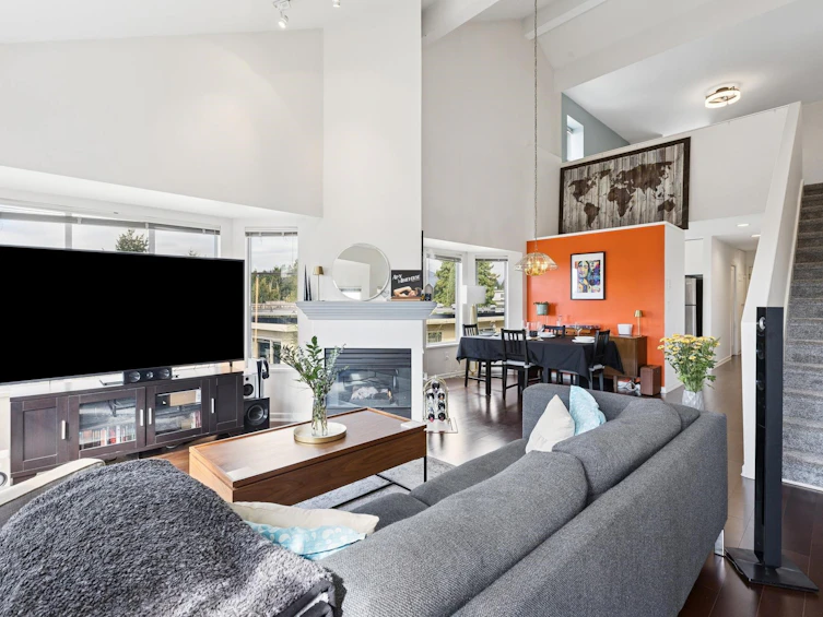 303-131 W 20th Street, North Vancouver, BC, V7M 1Y2