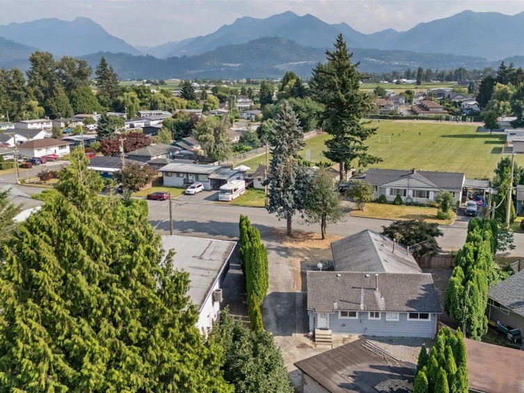 46169 Brooks Avenue, Chilliwack, BC, V2P 1C2 - 2
