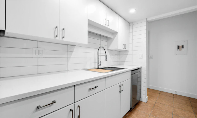 107-2925 Glen Drive