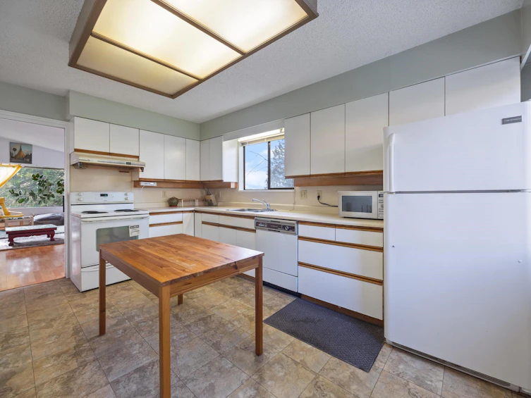 2063 Concord Avenue, Coquitlam, BC, V3K 1K4 - 16