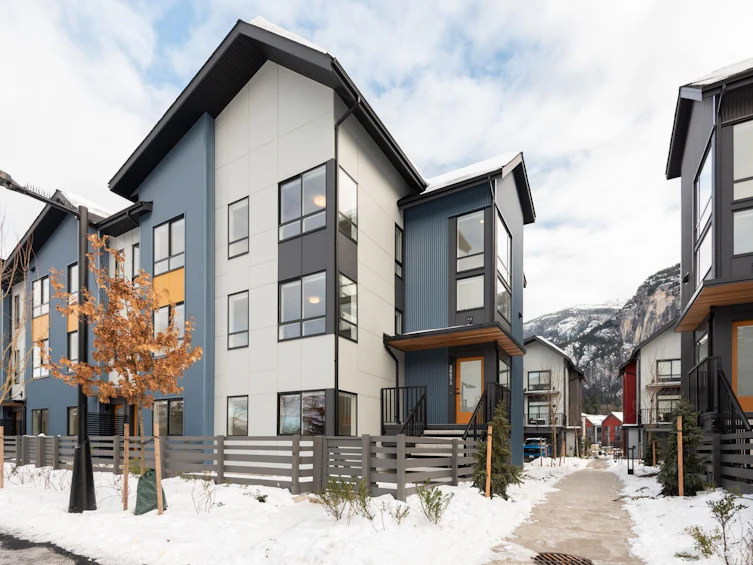 38073 Helm Way, Squamish, BC, V8B 1A8 - 2