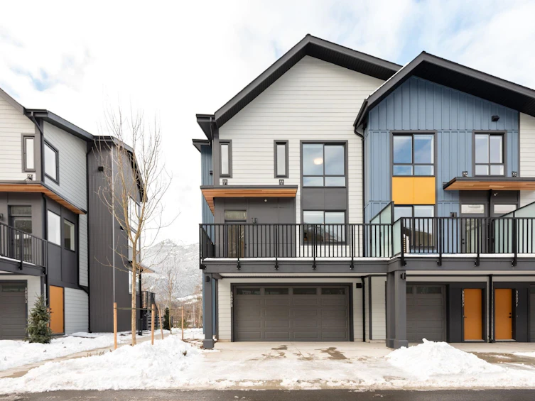 38073 Helm Way, Squamish, BC, V8B 1A8 - 3