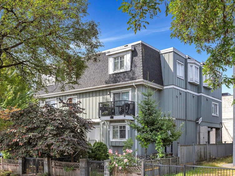8787 Oak Street, Vancouver, BC, V6P 4B4