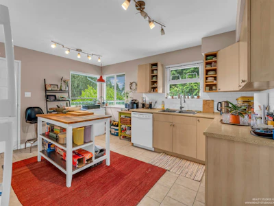 4865 11a Avenue - 3