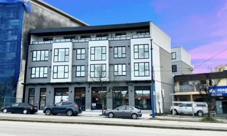 204-3050 Kingsway