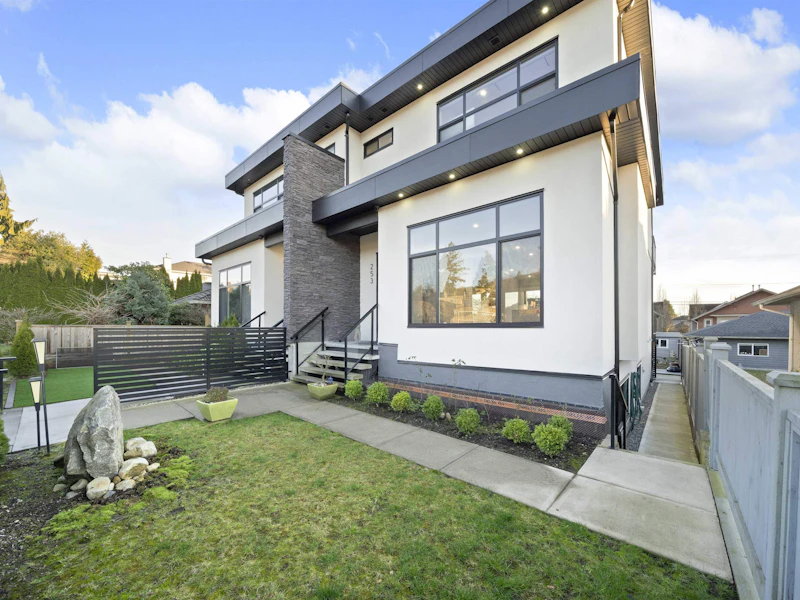 253 W 18th Street, North Vancouver BC
