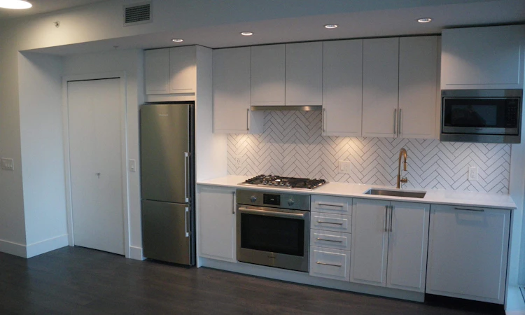 316-2435 Kingsway