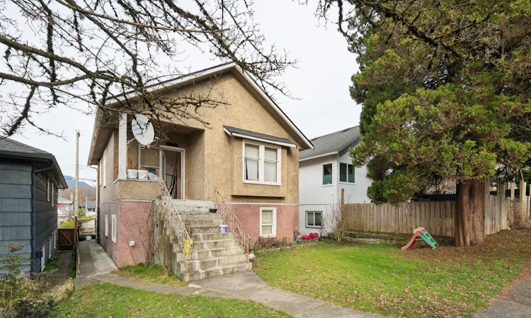 2541 Dundas Street