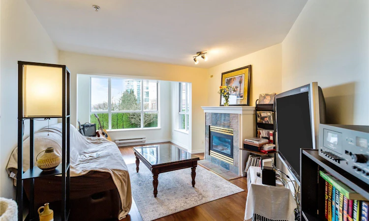 204-155 E 3rd Street