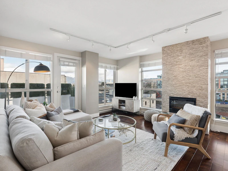 706 - 2137 W 10th Avenue, Vancouver BC V6K 4W4