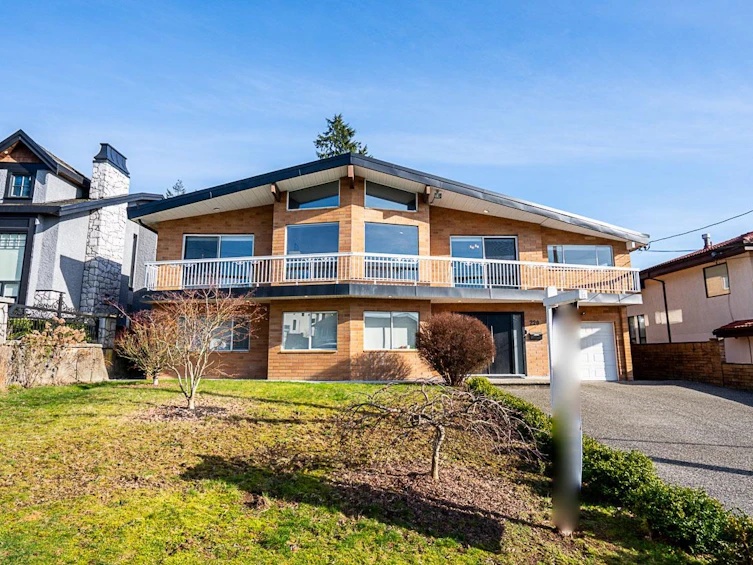 220 N Grosvenor Avenue, Burnaby, BC, V5B 1J4