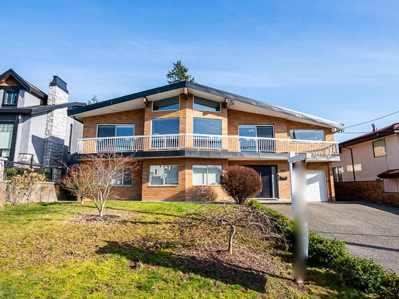 220 N Grosvenor Avenue, Burnaby BC V5B 1J4