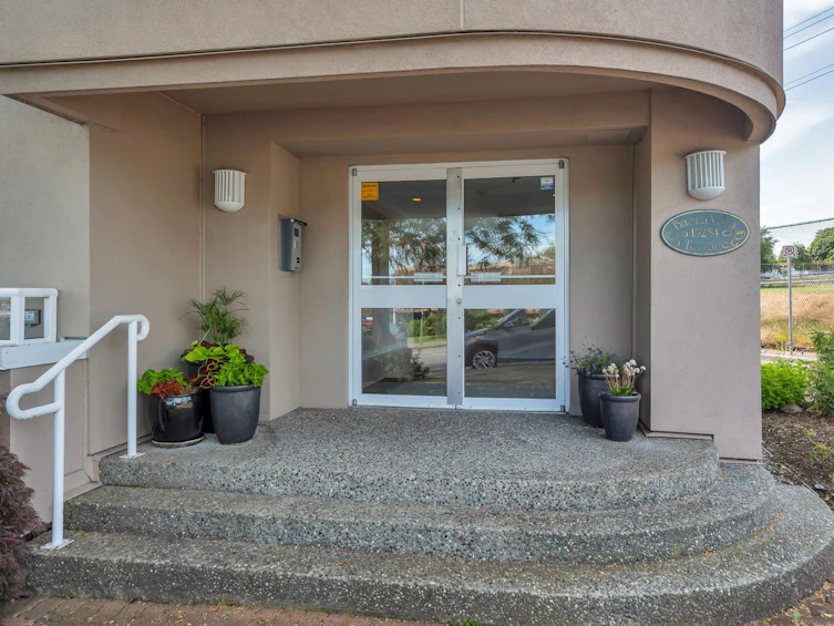 202-15284 Buena Vista Avenue, Surrey, BC, V4B 5K5 - 2