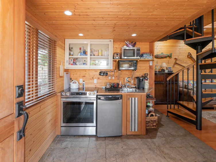 9305 Stephens Way, Halfmoon Bay, BC, V7Z 1G9 - 10