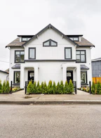 2 2837 Oliver Crescent