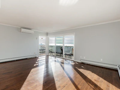318-3080 Lonsdale Avenue - 3